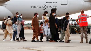 ARRIBO. Un grupo de familias afganas es recibida por las autoridades españolas en la base aérea de Torrejón.&nbsp;