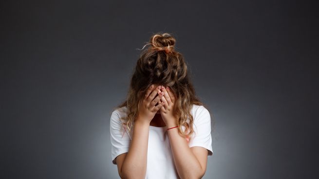 Un ataque de pánico es un episodio repentino de miedo intenso que provoca reacciones físicas graves, aún cuando no existe ningún peligro real o causa aparente.&nbsp;