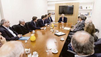 acuerdo. Santiago Cafiero, Alberto Fernández y Sergio Massa recibieron ayer a empresarios del sector agrícola ganadores en el búnker de la calle México. El peronismo se anticipa a una eventual fractura de la mesa de enlace.