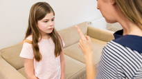 Especialistas de Harvard explicaron cuáles son las frases que no debes usar con tus hijos.