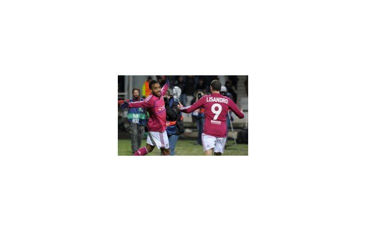Aparece en la foto. Lisandro López va en busca de Alexandre Lacazette, autor del único gol del partido.