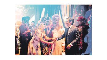 Kate Hudson (aquí junto a Gael García Bernal) protagoniza «Amor por siempre», comedia de final melancólico sobre una joven que se lleva el mundo por delante incluso en las primeras etapas de su cáncer terminal.