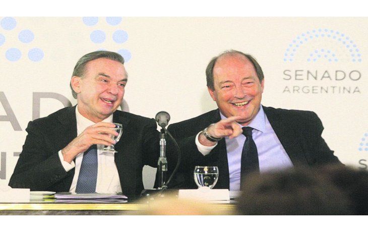 ámbito.com | Sintonía fina. El líder del PJ en el Senado, Miguel Pichetto, y el exlegislador y actual asesor presidencial sin cargo, Ernesto Sanz, a favor de un pacto político entre todas las fuerzas para el mediano y largo plazo.