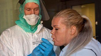 La FDA autorizó primera prueba aliento de Covid-19