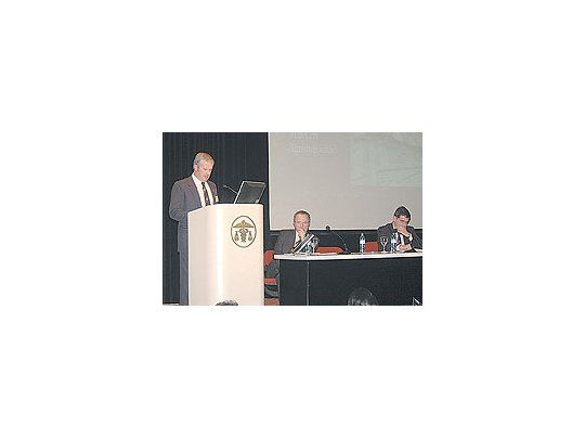 Directivos de la Universidad Austral: Fernando Preumayr, Miguel Di Stefano y Bernardo Piazzardi, durante el lanzamiento de la maestría en agronegocios.