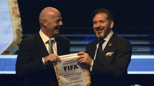 Gianni Infantino y Alejandro Domínguez, presidente de Conmebol, tiene una gran relación que podría interferir en la toma de decisiones del ente Sudamericano.