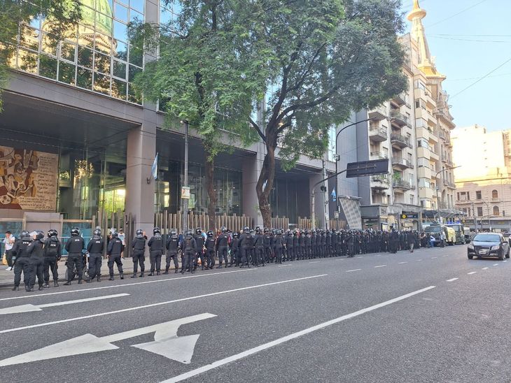 El protocolo antipiquetes interrumpió el tránsito en las inmediaciones del Congreso. El protocolo antipiquetes interrumpió el tránsito en las inmediaciones del Congreso.