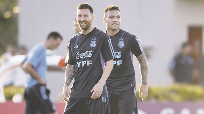 plantel completo. Tras la primera práctica del lunes con 19 jugadores, Scaloni dispuso ayer de todos los citados de cara al clásico con Uruguay. Messi ríe y Lautaro Martínez le cuida las espaldas. ¿Será el 9 titular?