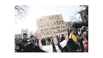 Tras los choques con la Policía del lunes, las manifestaciones fueron más numerosas ayer en Valencia y replicaron en otras ciudades. Mariano Rajoy, sometido a protestas a dos meses de haber asumido, pidió mesura.