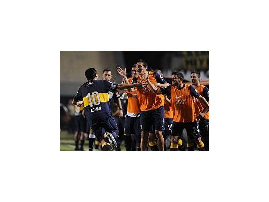 Riquelme, de espaldas, fue la gran figura de Boca en Brasil.
