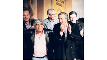ámbito.com | Hugo Moyano armó un acto de jura, al que invitó a Néstor Kirchner, pero debió postergarlo: temió un faltazo masivo de caciques del peronismo