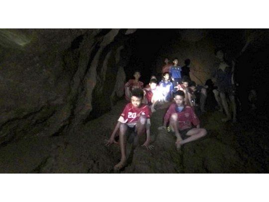 Rescataron otros cuatro niños de la cueva en Tailandia y aún quedan cuatro y el entrenador