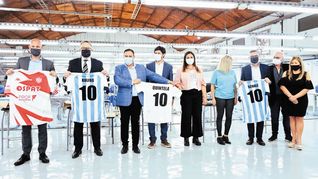 hay equipo. El ministro Kulfas, junto a funcionarios y empresarios, ayer en la inauguración de la planta textil.