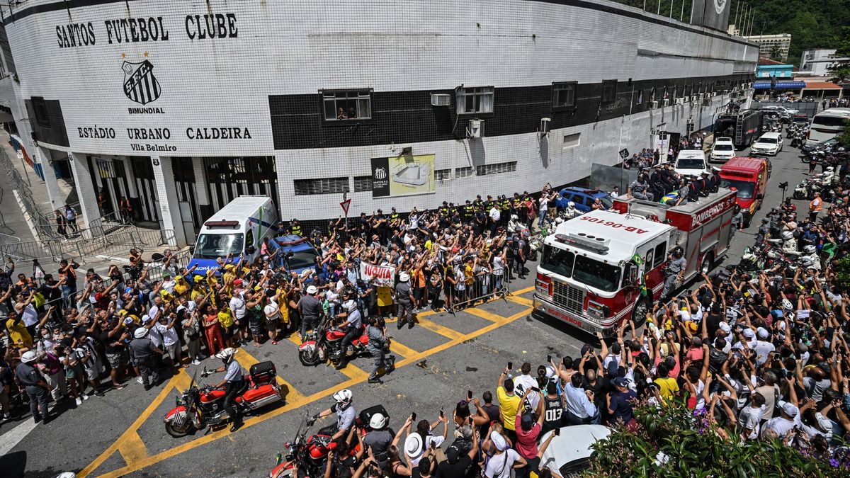 A crowd said their last goodbye to Pelé before his burial