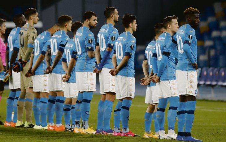 culto al 10. Los once titulares del Nápoles, en el campo de juego del San Paolo, y cientos de napolitanos en las afueras y alrededores del estadio se congregaron para despedir con emoción y color a Maradona.&nbsp;