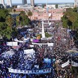 El escenario estará instalado en el centro de la plaza, de espaldas a la Casa Rosada, todo un símbolo. El escenario estará instalado en el centro de la plaza, de espaldas a la Casa Rosada, todo un símbolo.