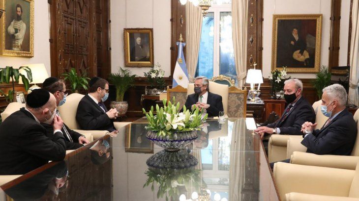 Alberto Fernández junto a las autoridades de AMIA.