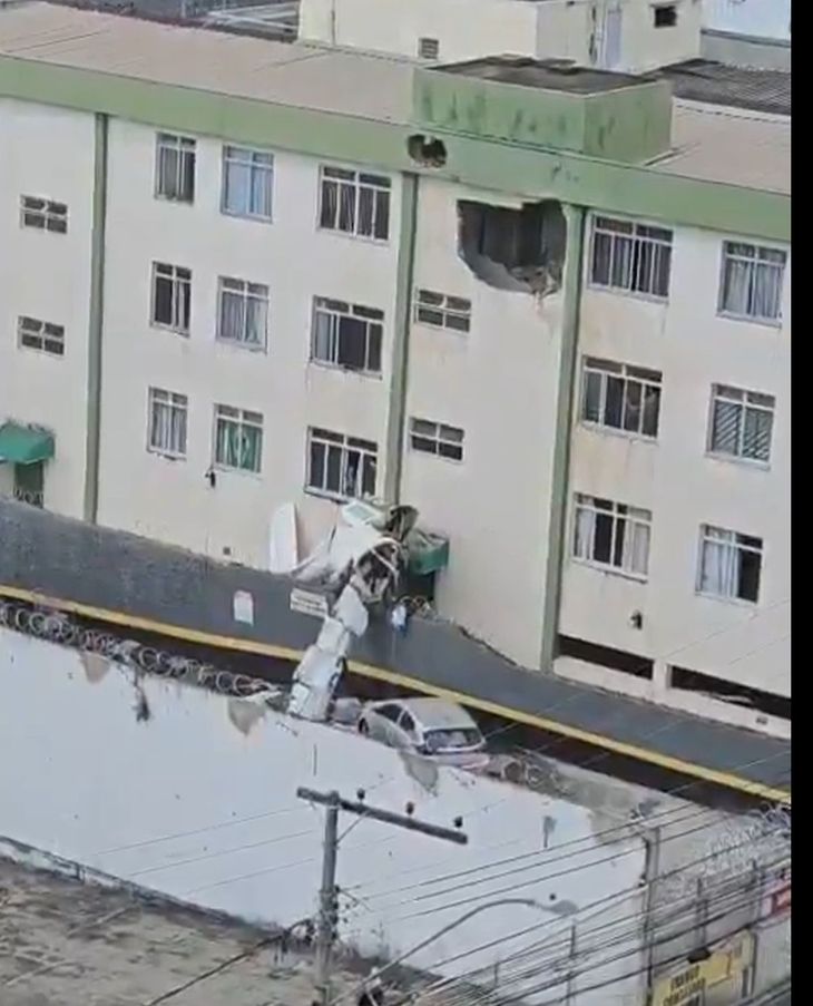 En el lugar trabajaron cuatro dotaciones de bomberos y unidades de la Policía Militar, quienes acordonaron la zona de inmediato para prevenir explosiones o derrumbes adicionales. Los militares procedieron a la evacuación preventiva de los residentes del edificio afectado y de las casas colindantes.