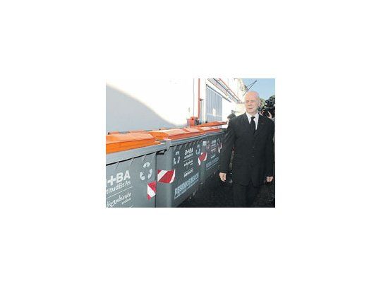 El jefe de Gobierno, Jorge Telerman, presentó ayer los nuevos contenedoresde basura que se utilizarán en la Ciudad. Se dispuso la distribución de 2mil, dentro de un plan que prevé un total de 12 mil.