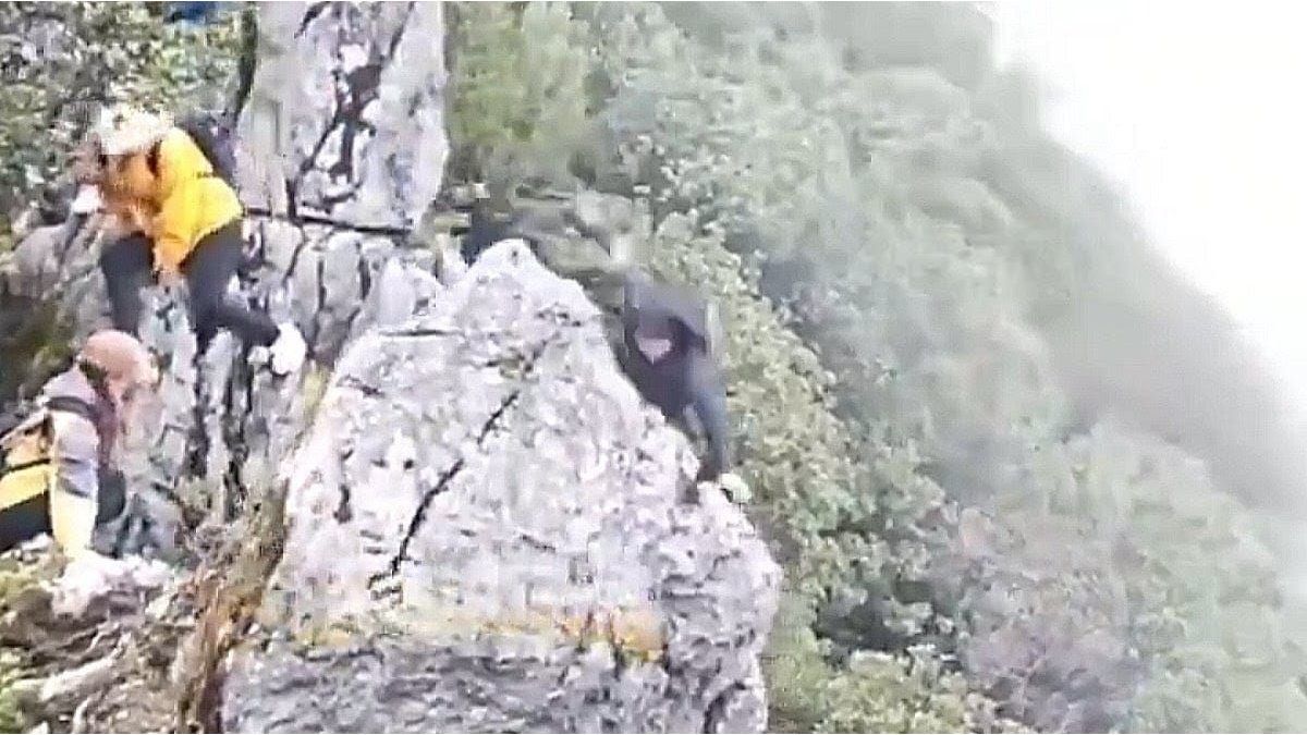 Un turista se cayó de un acantilado de 40 metros mientras se tomaba una selfie en China