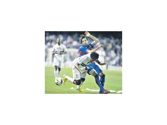 Una imagen repetida del partido. Galmarini y Bruno Cortés luchando por la pelota. Tigre y San Pablo empataron y deberán definir la copa en el Morumbí.