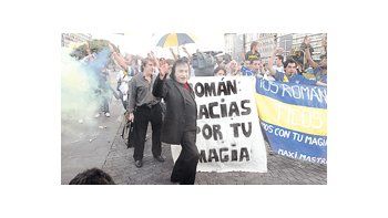 Con el imitador de Sandro a la cabeza, un grupo de hinchas hizo un banderazo en apoyo de Riquelme en el Obelisco. Fueron pocos, pero hicieron ruido.