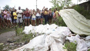 Los cuerpos de los ocho jóvenes asesinados en Sao Gonçalo.