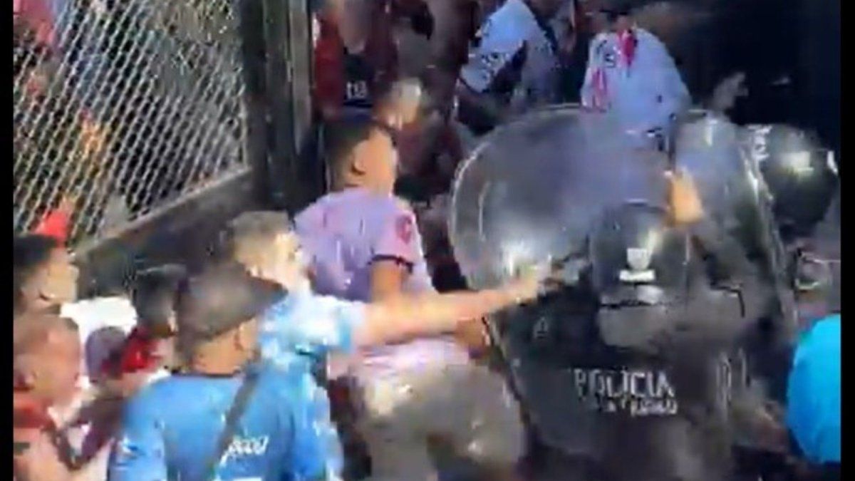 The harsh sanction that Defensores de Belgrano received for a pitched battle between its bars and the Police