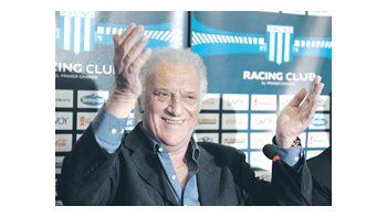 Alfio Basile saluda con su mejor sonrisa. A los 68 años volvió a su primer amor y quiere salir campeón con Racing.