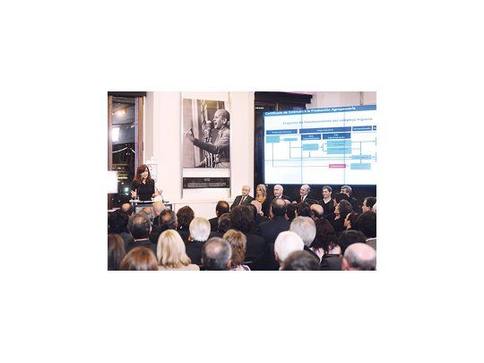Cristina de Kirchner descartó ayer devaluación del tipo de cambio oficial. “Están de vuelta con eso porque están en período electoral. Cada vez que hay elección, están con la economía o los escándalos”, señaló.
