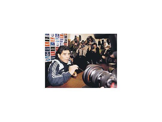 Diego Maradona, rodeado de fotógrafos y periodistas. Una imagen que lo acompaña adonde vaya y que ya tiene incorporada a todos los paisajes. Es en Glasgow, pero puede ser en cualquier lugar del mundo.