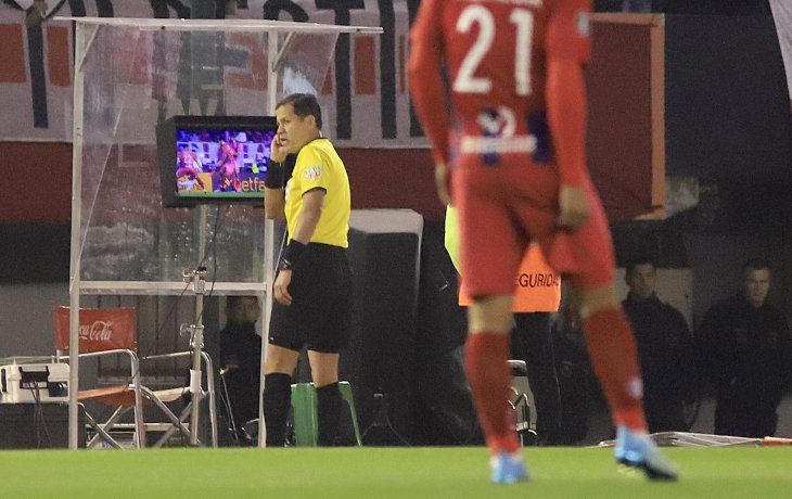 difunden el audio entre el var y el arbitro en el polemico penal a favor de river