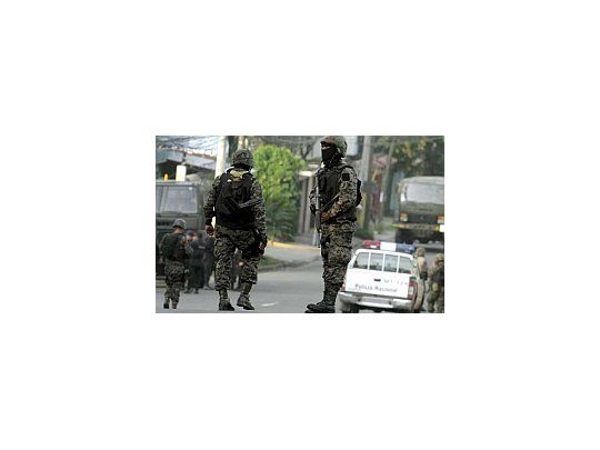 El gobierno ecuatoriano decidió aplazar la medida, que ordena que los militares custodien las calles