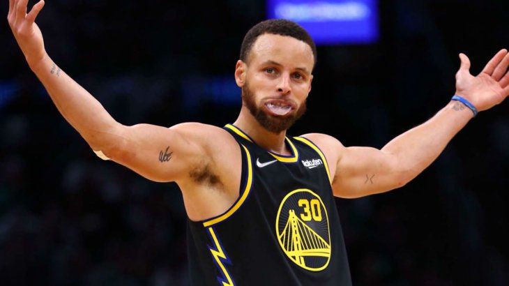 Stephen Curry el jugador mejor pago de la NBA gana cinco veces más que el flamante piloto de Cadillac, el mexicano Sergio Checo Pérez.