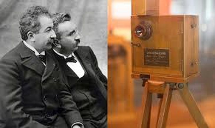 Los franceses Louis y Auguste Lumiere patentaron en 1895 el cinematógrafo. Los franceses Louis y Auguste Lumiere patentaron en 1895 el cinematógrafo.