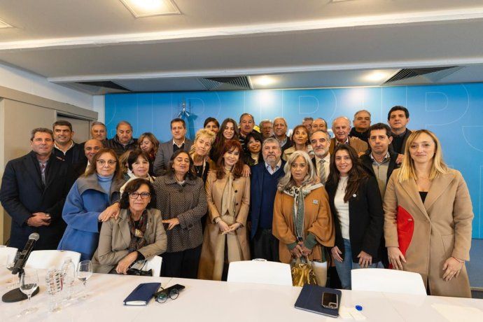 Cristina Kirchner, en la sede del PJ junto a senadores de UP.