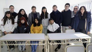 El gobernador de la provincia de Buenos Aires, Axel Kicillof, junto a estudiantes de Escuela Secundaria N°12 de Los Polvorines, Malvinas Argentinas.