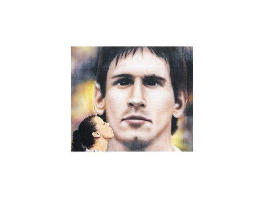Una fanática besa el retrato de Messi en San Pablo.