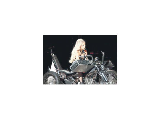 Lady Gaga decidió suspender su concierto en Yakarta después de que grupos integristas islámicos amenazaran con boicotearla por sus letras «satánicas» y su «promoción de la pornografía».