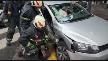 violento choque dejo tres personas heridas y a una de ellas la rescataron con una motosierra