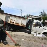 El camión avanzó sin control varios metros hasta chocar contra un nicho de gas y provocar una fuga en el barrio San Martín. El camión avanzó sin control varios metros hasta chocar contra un nicho de gas y provocar una fuga en el barrio San Martín.