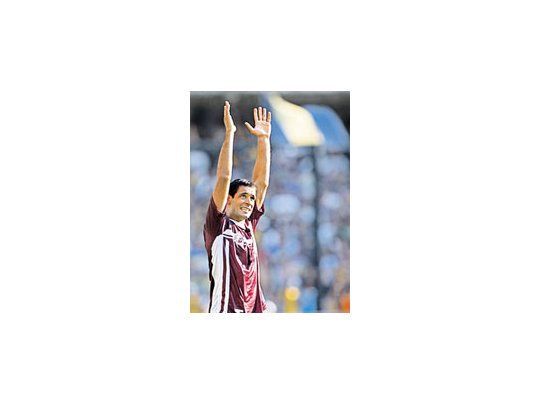 José Sand levanta las manos para saludar a los simpatizantes de Lanús. El delantero se puede ir a Grecia para jugar en Panathinaikos.