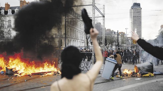 PULSO. Las protestas contra la reforma de pensiones son permanentes en París desde principios de marzo y han sumido a la ciudad en un caos inédito.