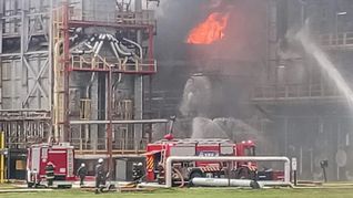 Densas columnas de humo se elevaron sobre la refinería de YPF en La Plata, aunque la empresa aseguró que el fuego fue controlado sin heridos.