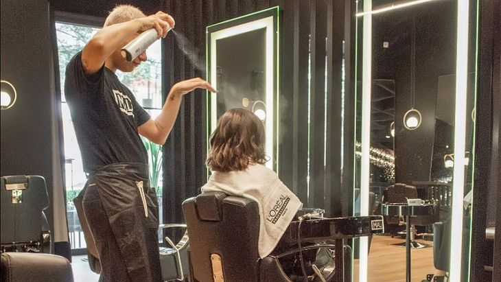 El calor dilata la cutícula del cabello, lo que permite que el champú, la mascarilla y el acondicionador penetren mejor en la fibra capilar. El calor dilata la cutícula del cabello, lo que permite que el champú, la mascarilla y el acondicionador penetren mejor en la fibra capilar.