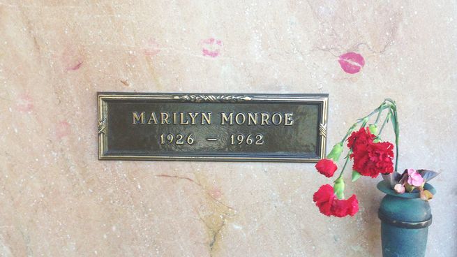 La modesta tumba de Marilyn Monroe, siempre con marcas de lápiz labial.