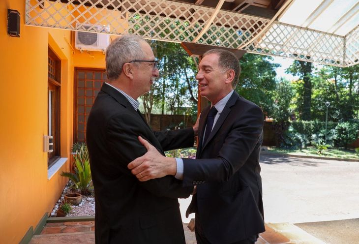 El gobernador misionero le dejó un pliego de reclamos al ministro del Interior. El gobernador misionero le dejó un pliego de reclamos al ministro del Interior.