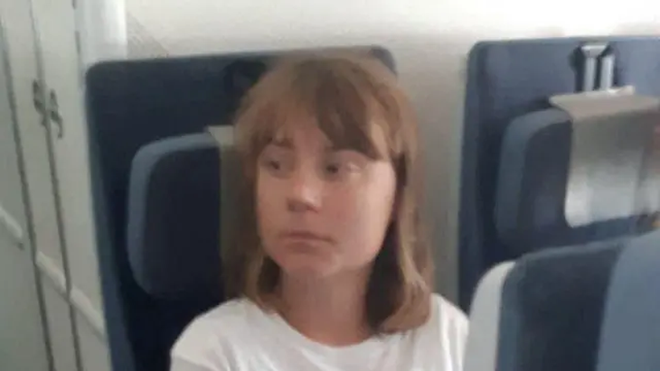 La activista en el avión luego de ser deportada. La activista en el avión luego de ser deportada.