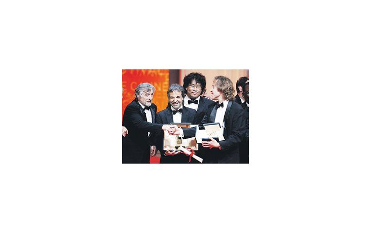 Pablo Giorgelli sostiene su Cámara de Oro ganada en Cannes, mientras Robert De Niro saluda a Bill Pohlad, productor del film que ganó el premio mayor.