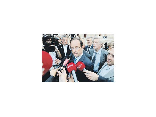 François Hollande, el favorito dentro del socialismo francés para quedarse con la candidatura presidencial, saludó el batacazo de la izquierda en el Senado como una señal de un cambio de tiempo político en su país.